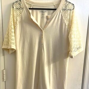 Torrid Cream Lace Sleeve Top.NWOT,Size 2. Fantastic condition.
